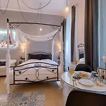 Monte Smith Hill Apartment