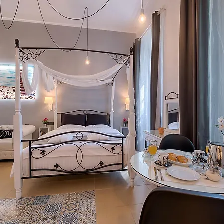 Monte Smith Hill Apartment